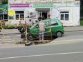 В Кимрах автомобиль едва не провалился под землю, не заметив ограждений