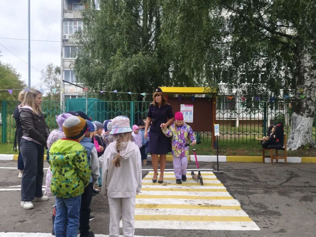 26 августа учебный тренинг по Правилам дорожного движения прошел в детском саду N144 города Твери 26 августа учебный тренинг по Правилам дорожного движения прошел в детском саду N144 города Твери