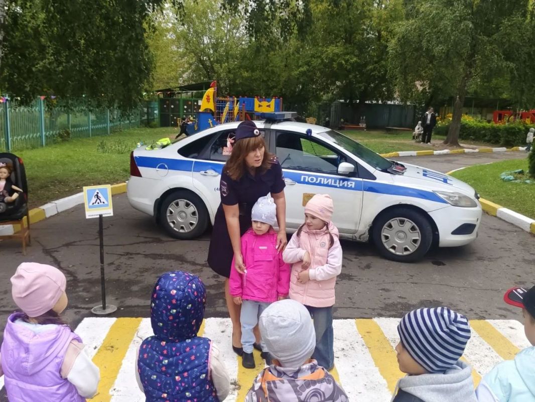 26 августа учебный тренинг по Правилам дорожного движения прошел в детском саду N144 города Твери 26 августа учебный тренинг по Правилам дорожного движения прошел в детском саду N144 города Твери