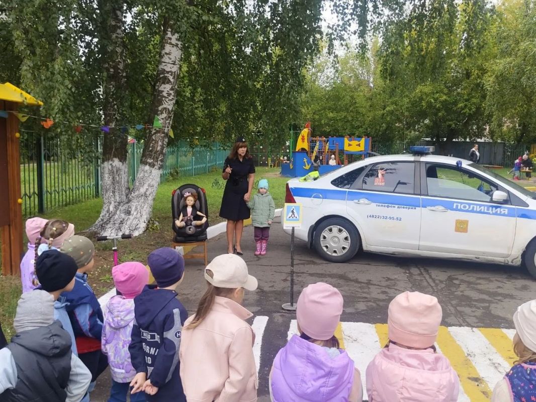 26 августа учебный тренинг по Правилам дорожного движения прошел в детском саду N144 города Твери 26 августа учебный тренинг по Правилам дорожного движения прошел в детском саду N144 города Твери