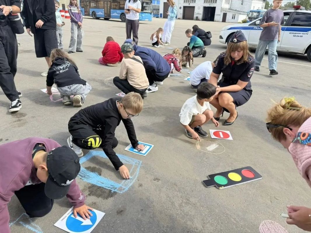 В преддверии нового учебного года сотрудники Госавтоинспекции города Твери провели праздник для детей сотрудников Верхневолжского АТП – День знаний! В преддверии нового учебного года сотрудники Госавтоинспекции города Твери провели праздник для детей сотрудников Верхневолжского АТП – День знаний!