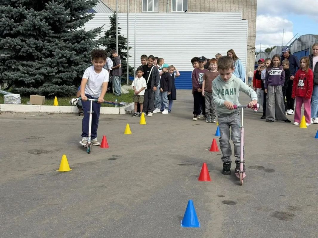 В преддверии нового учебного года сотрудники Госавтоинспекции города Твери провели праздник для детей сотрудников Верхневолжского АТП – День знаний! В преддверии нового учебного года сотрудники Госавтоинспекции города Твери провели праздник для детей сотрудников Верхневолжского АТП – День знаний!