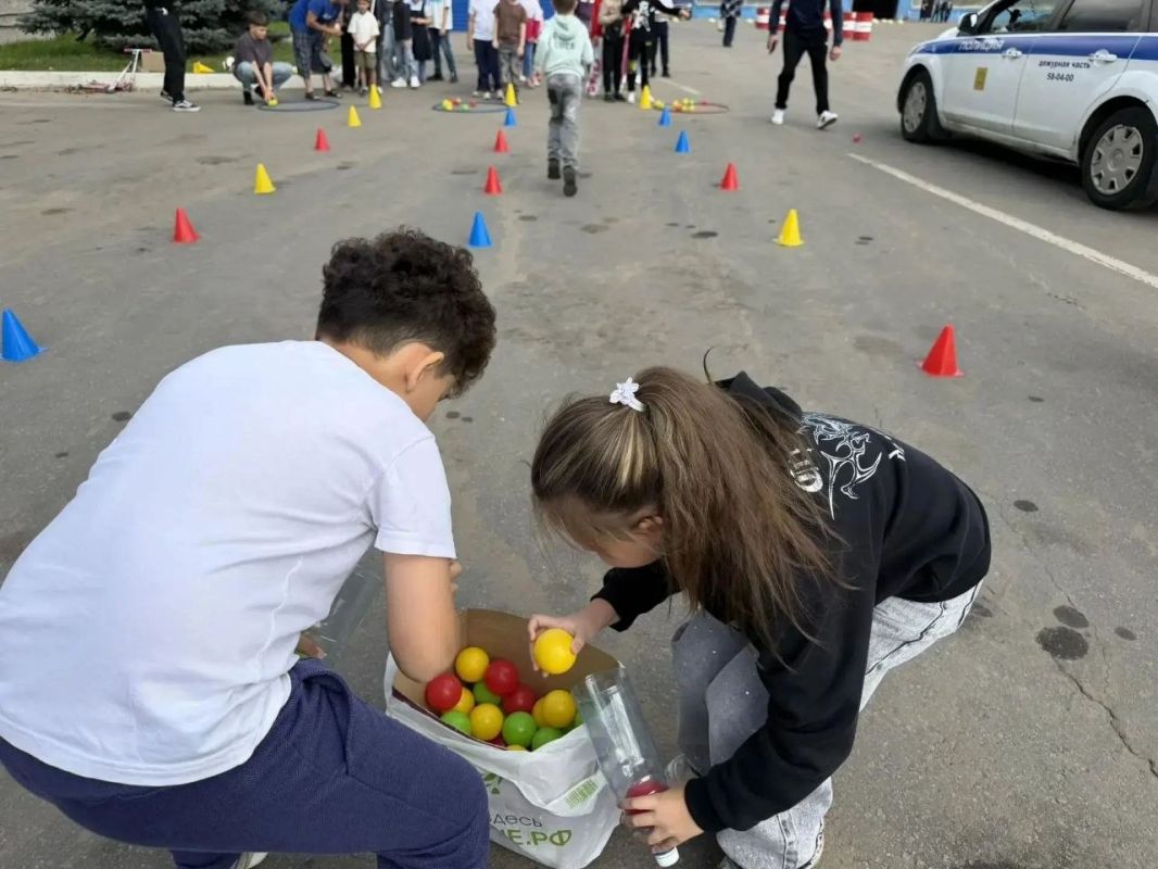 В преддверии нового учебного года сотрудники Госавтоинспекции города Твери провели праздник для детей сотрудников Верхневолжского АТП – День знаний! В преддверии нового учебного года сотрудники Госавтоинспекции города Твери провели праздник для детей сотрудников Верхневолжского АТП – День знаний!