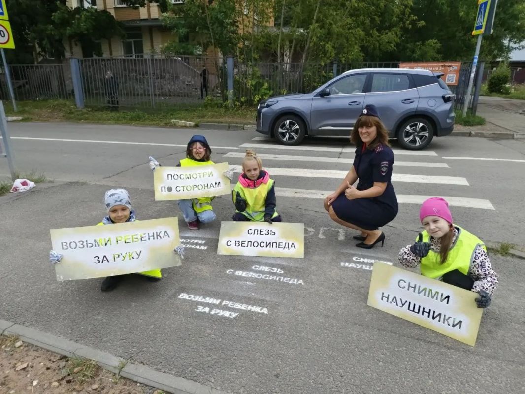 Сотрудники Госавтоинспекции совместно с юными инспекторами движения школы № 1 провели акцию «Безопасность на асфальте» Сотрудники Госавтоинспекции совместно с юными инспекторами движения школы № 1 провели акцию «Безопасность на асфальте»