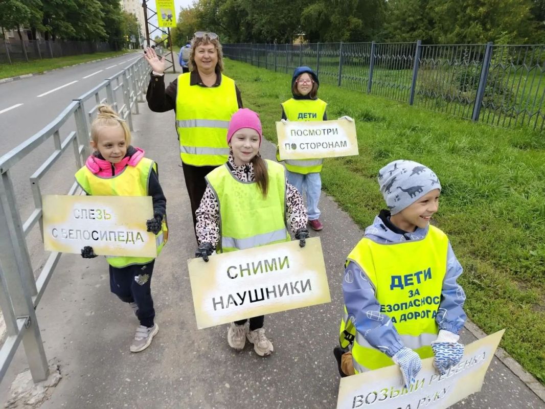 Сотрудники Госавтоинспекции совместно с юными инспекторами движения школы № 1 провели акцию «Безопасность на асфальте» Сотрудники Госавтоинспекции совместно с юными инспекторами движения школы № 1 провели акцию «Безопасность на асфальте»