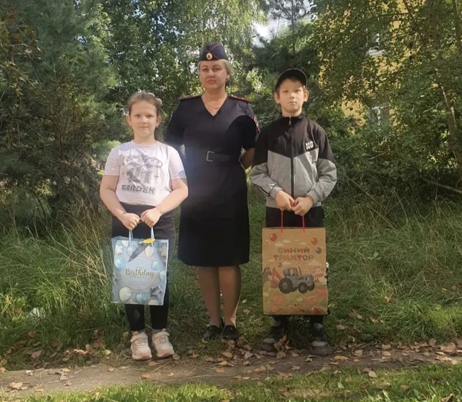 В Верхневолжье полицейские оказывают адресную помощь школьникам в рамках акции «Помоги пойти учиться» В Верхневолжье полицейские оказывают адресную помощь школьникам в рамках акции «Помоги пойти учиться»