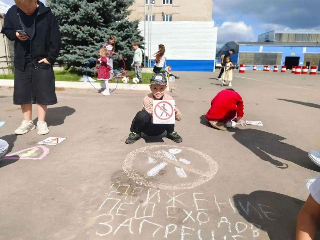 В преддверии нового учебного года сотрудники Госавтоинспекции города Твери провели праздник для детей сотрудников Верхневолжского АТП – День знаний! В преддверии нового учебного года сотрудники Госавтоинспекции города Твери провели праздник для детей сотрудников Верхневолжского АТП – День знаний!