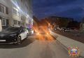 Во дворе дома в Твери под машину попала маленькая девочка