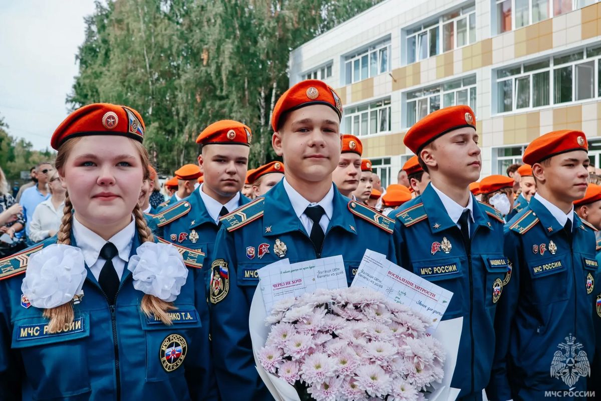 В День знаний в СОШ № 4 в Твери прошла торжественная линейка с участием заместителя начальника Главного управления МЧС России по Тверской области полковника Николая Бондаря В День знаний в СОШ № 4 в Твери прошла торжественная линейка с участием заместителя начальника Главного управления МЧС России по Тверской области полковника Николая Бондаря