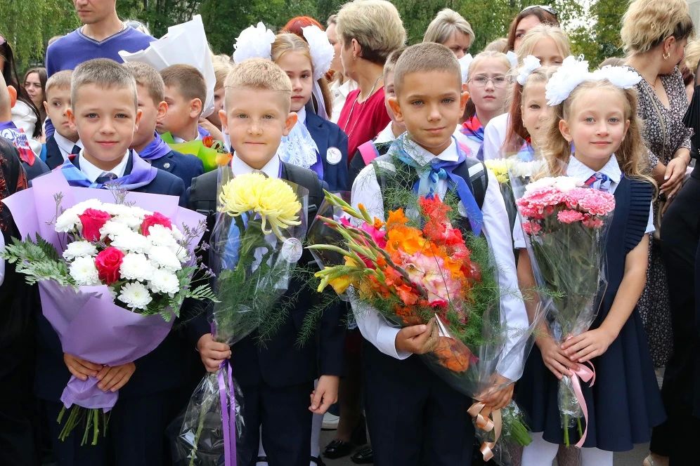 В новом учебном году в тверские школы пошли более 54 тысяч учеников: фото с линеек В новом учебном году в тверские школы пошли более 54 тысяч учеников: фото с линеек