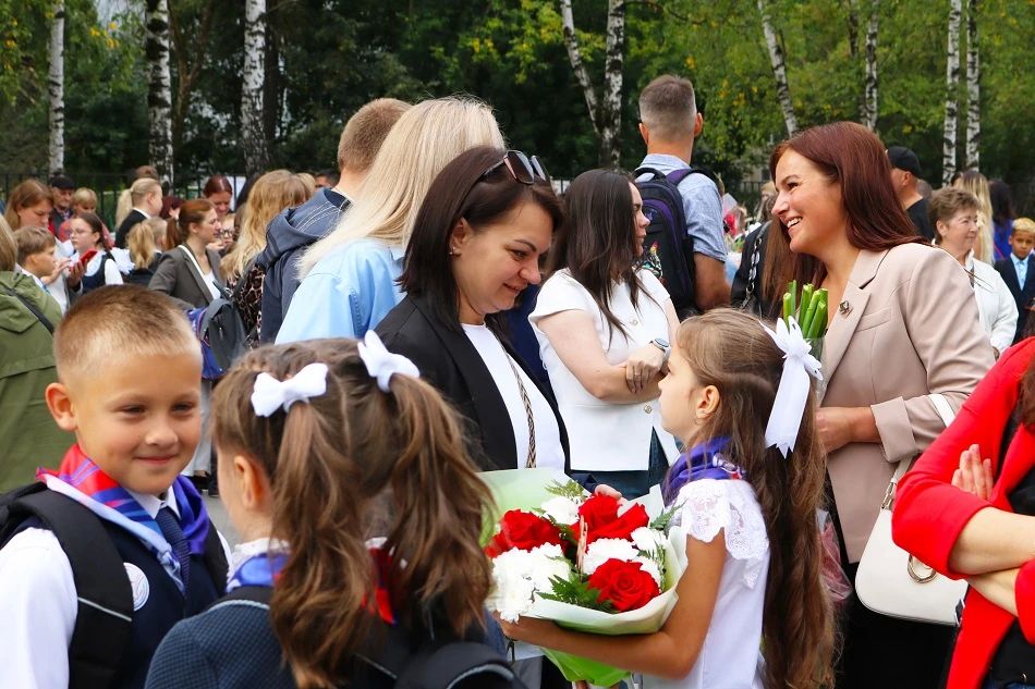 В новом учебном году в тверские школы пошли более 54 тысяч учеников: фото с линеек В новом учебном году в тверские школы пошли более 54 тысяч учеников: фото с линеек