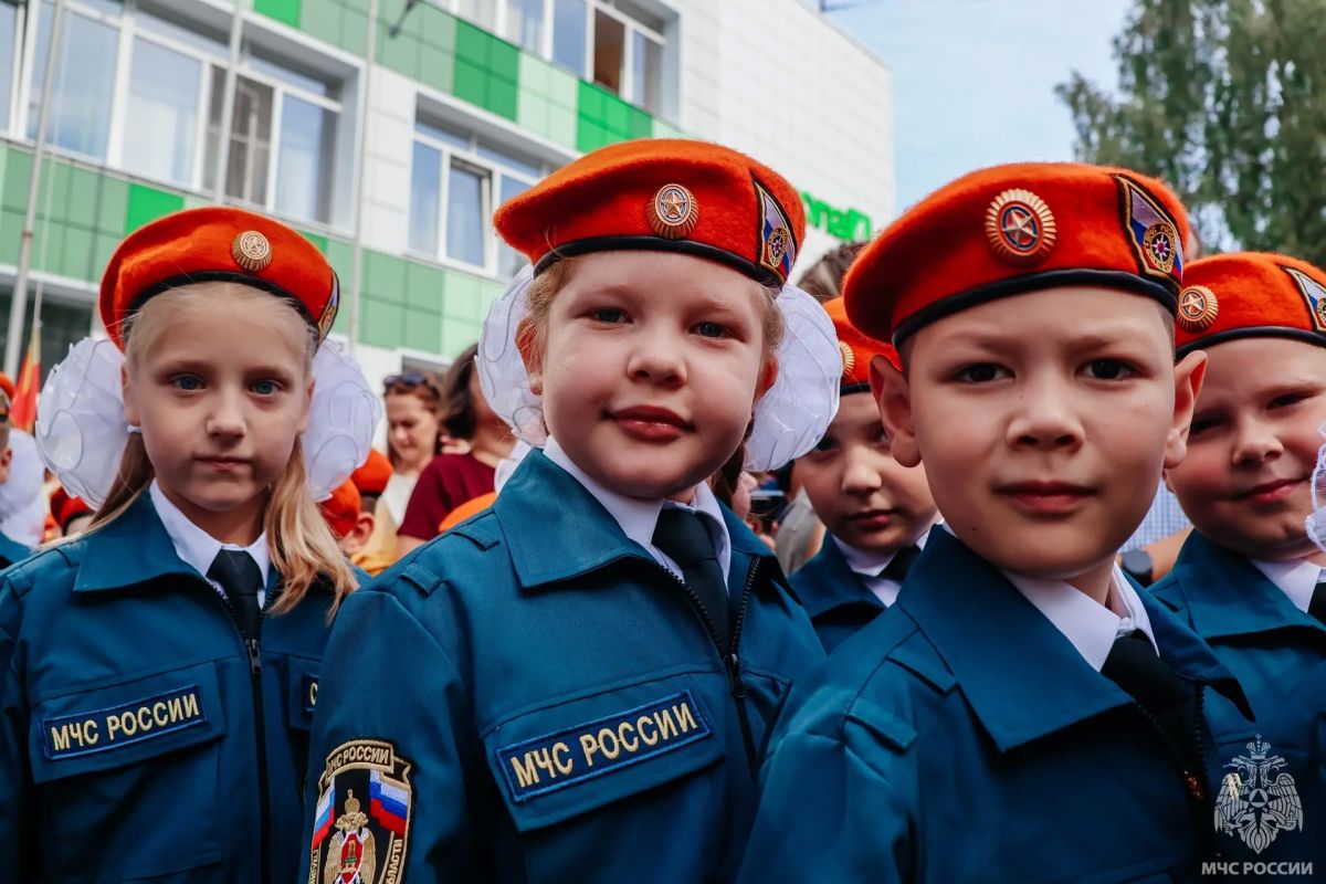В День знаний в СОШ № 4 в Твери прошла торжественная линейка с участием заместителя начальника Главного управления МЧС России по Тверской области полковника Николая Бондаря В День знаний в СОШ № 4 в Твери прошла торжественная линейка с участием заместителя начальника Главного управления МЧС России по Тверской области полковника Николая Бондаря