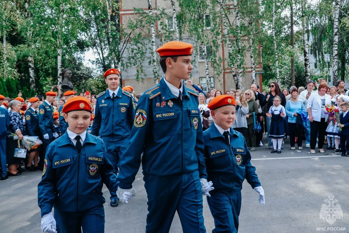 В День знаний в СОШ № 4 в Твери прошла торжественная линейка с участием заместителя начальника Главного управления МЧС России по Тверской области полковника Николая Бондаря В День знаний в СОШ № 4 в Твери прошла торжественная линейка с участием заместителя начальника Главного управления МЧС России по Тверской области полковника Николая Бондаря