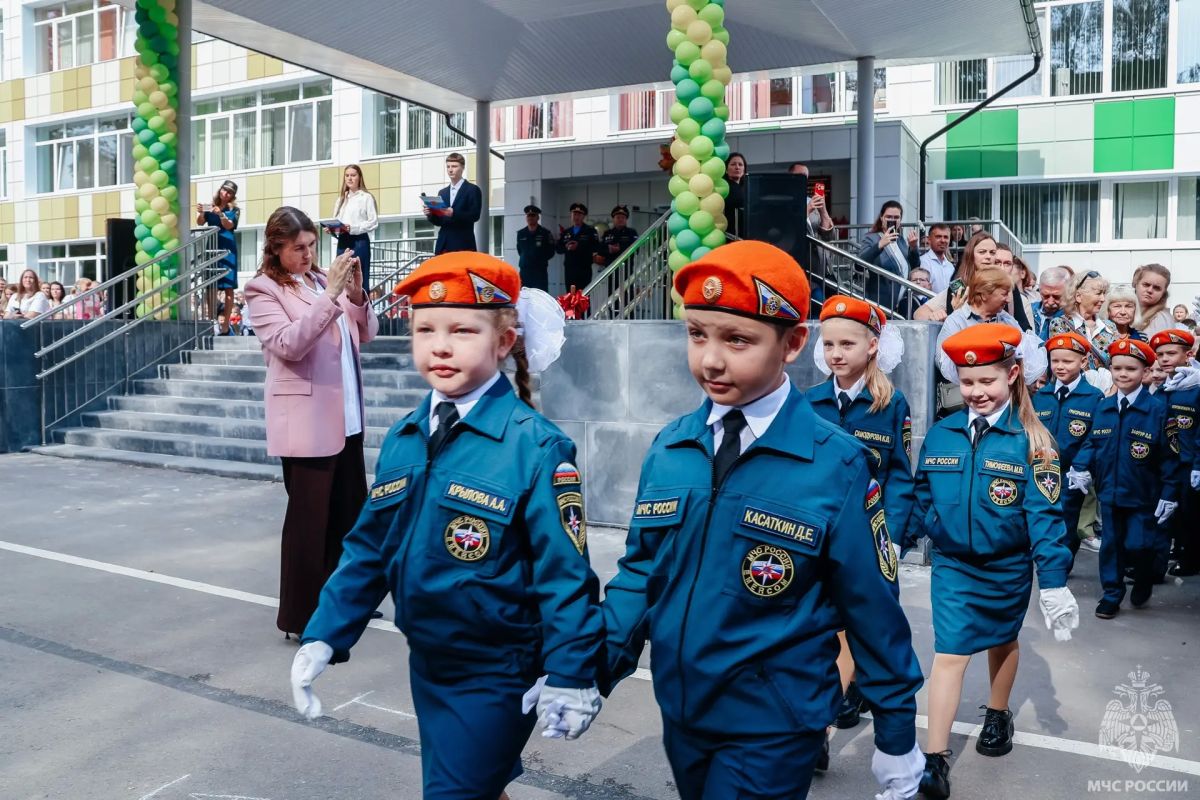 В День знаний в СОШ № 4 в Твери прошла торжественная линейка с участием заместителя начальника Главного управления МЧС России по Тверской области полковника Николая Бондаря В День знаний в СОШ № 4 в Твери прошла торжественная линейка с участием заместителя начальника Главного управления МЧС России по Тверской области полковника Николая Бондаря