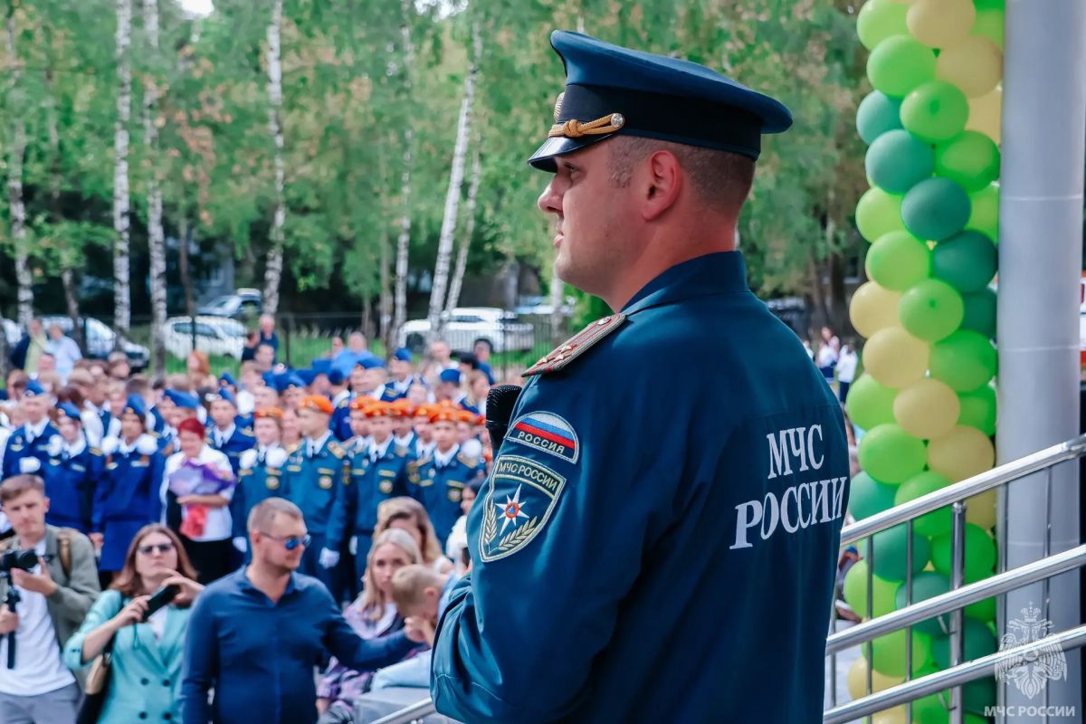 В День знаний в СОШ № 4 в Твери прошла торжественная линейка с участием заместителя начальника Главного управления МЧС России по Тверской области полковника Николая Бондаря В День знаний в СОШ № 4 в Твери прошла торжественная линейка с участием заместителя начальника Главного управления МЧС России по Тверской области полковника Николая Бондаря