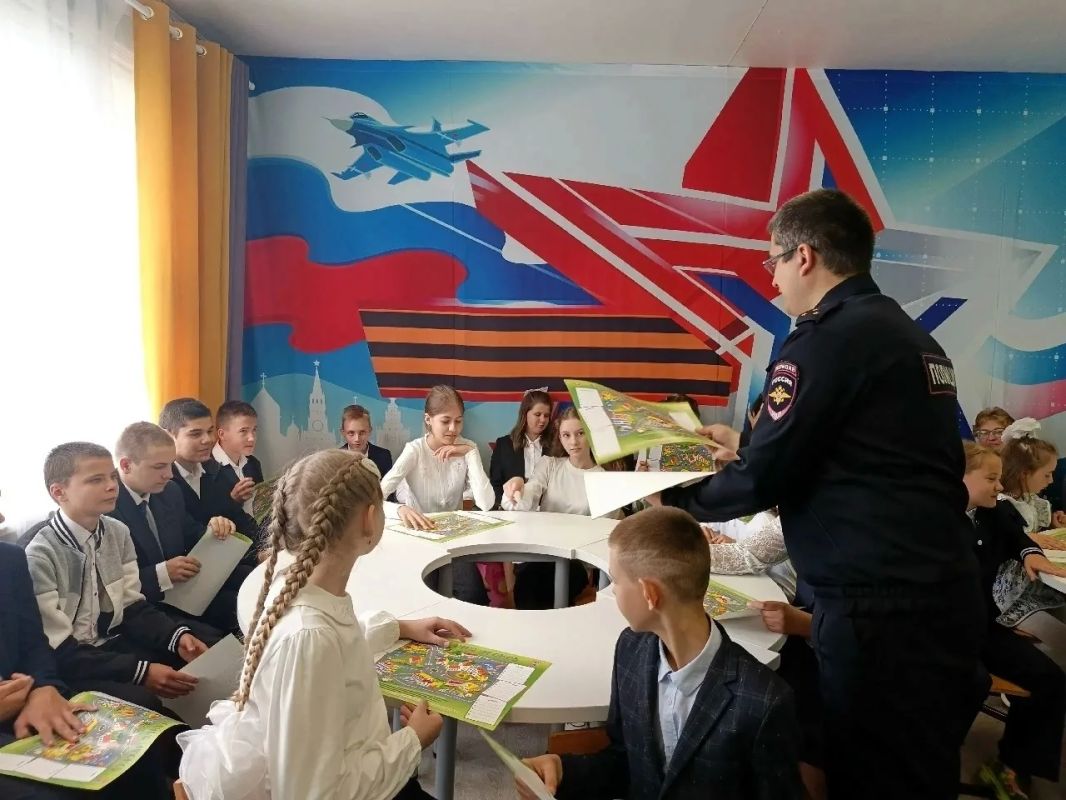 Западнодвинские автоинспекторы поздравили первоклассников с Днем знаний Западнодвинские автоинспекторы поздравили первоклассников с Днем знаний