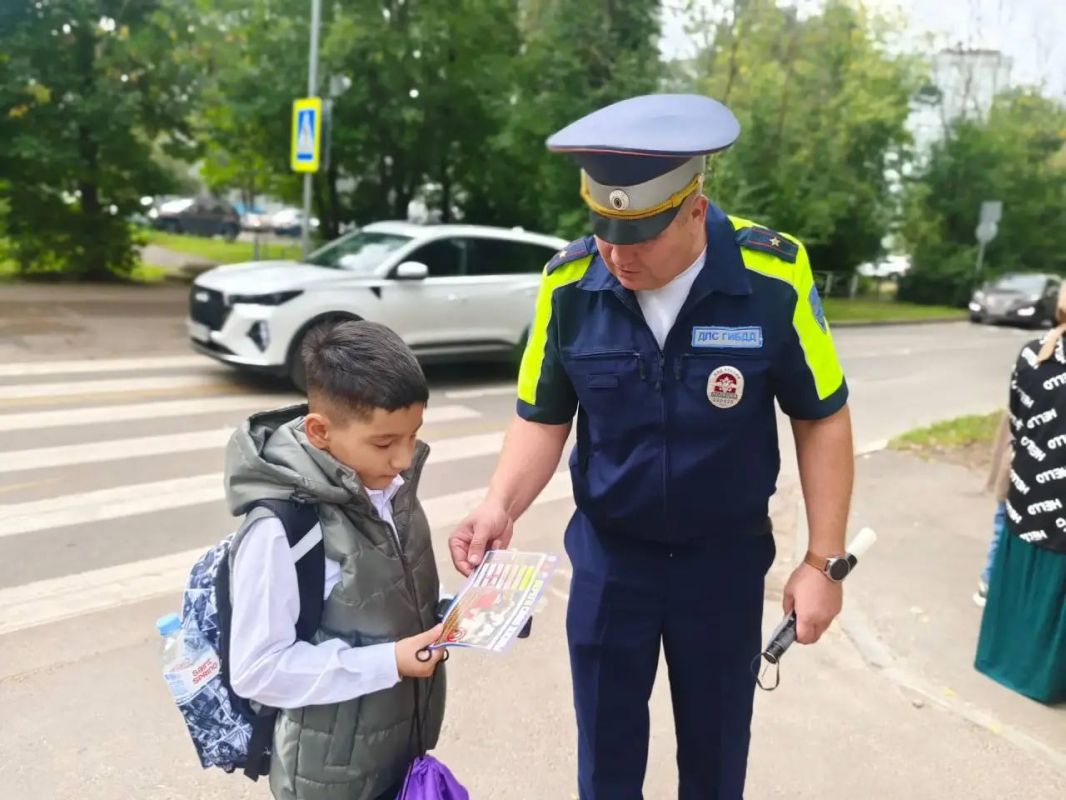 Сними капюшон, отложи телефон! В Твери сотрудники Госавтоинспекции проводят профилактические беседы со школьниками вблизи образовательных учреждений Сними капюшон, отложи телефон! В Твери сотрудники Госавтоинспекции проводят профилактические беседы со школьниками вблизи образовательных учреждений