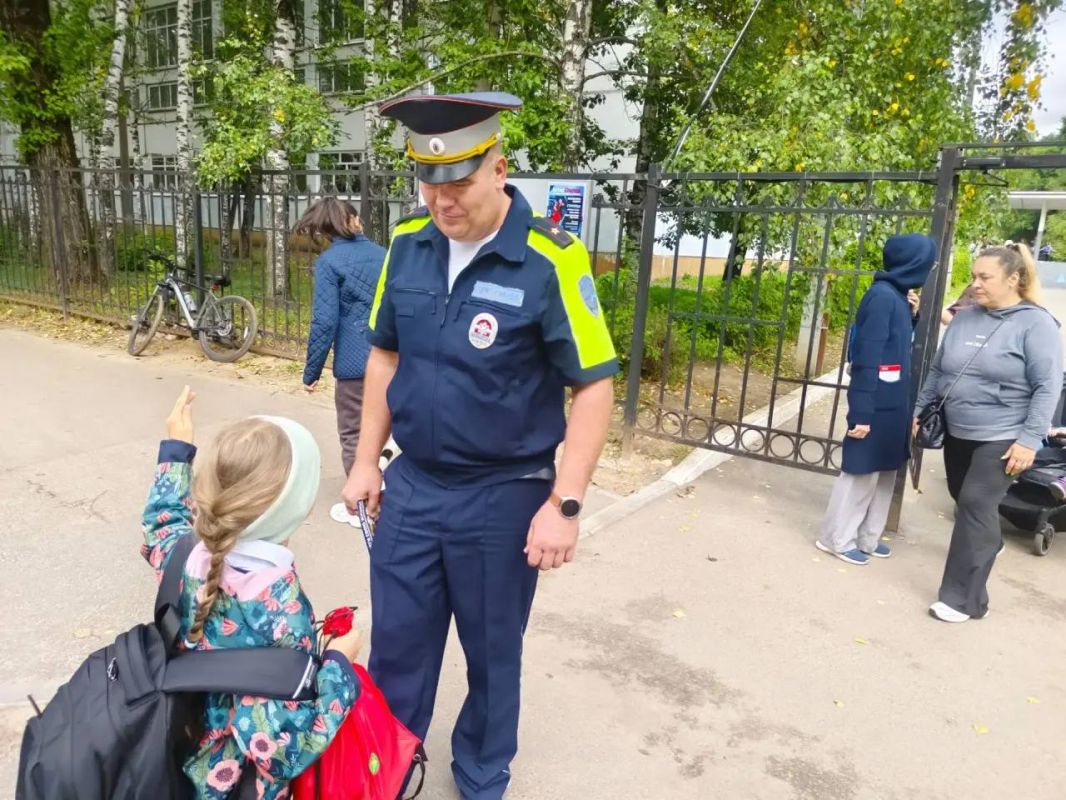 Сними капюшон, отложи телефон! В Твери сотрудники Госавтоинспекции проводят профилактические беседы со школьниками вблизи образовательных учреждений Сними капюшон, отложи телефон! В Твери сотрудники Госавтоинспекции проводят профилактические беседы со школьниками вблизи образовательных учреждений