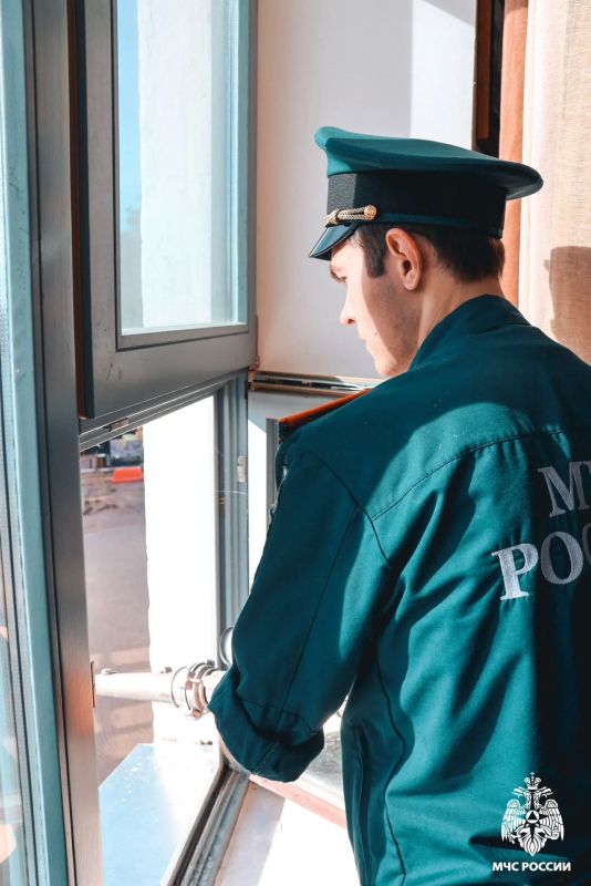 Специалисты МЧС Тверской области проверили пожарную безопасность кинотеатра «Звезда» Специалисты МЧС Тверской области проверили пожарную безопасность кинотеатра «Звезда»