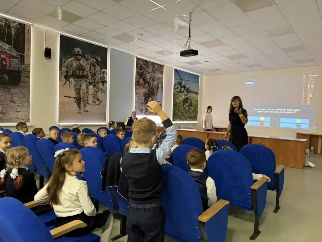 Первоклассники ЦО им. А. Атрощанка города Твери поучаствовали в игре по Правилам дорожного движения «Кто хочет стать «Отличным пешеходом» Первоклассники ЦО им. А. Атрощанка города Твери поучаствовали в игре по Правилам дорожного движения «Кто хочет стать «Отличным пешеходом»