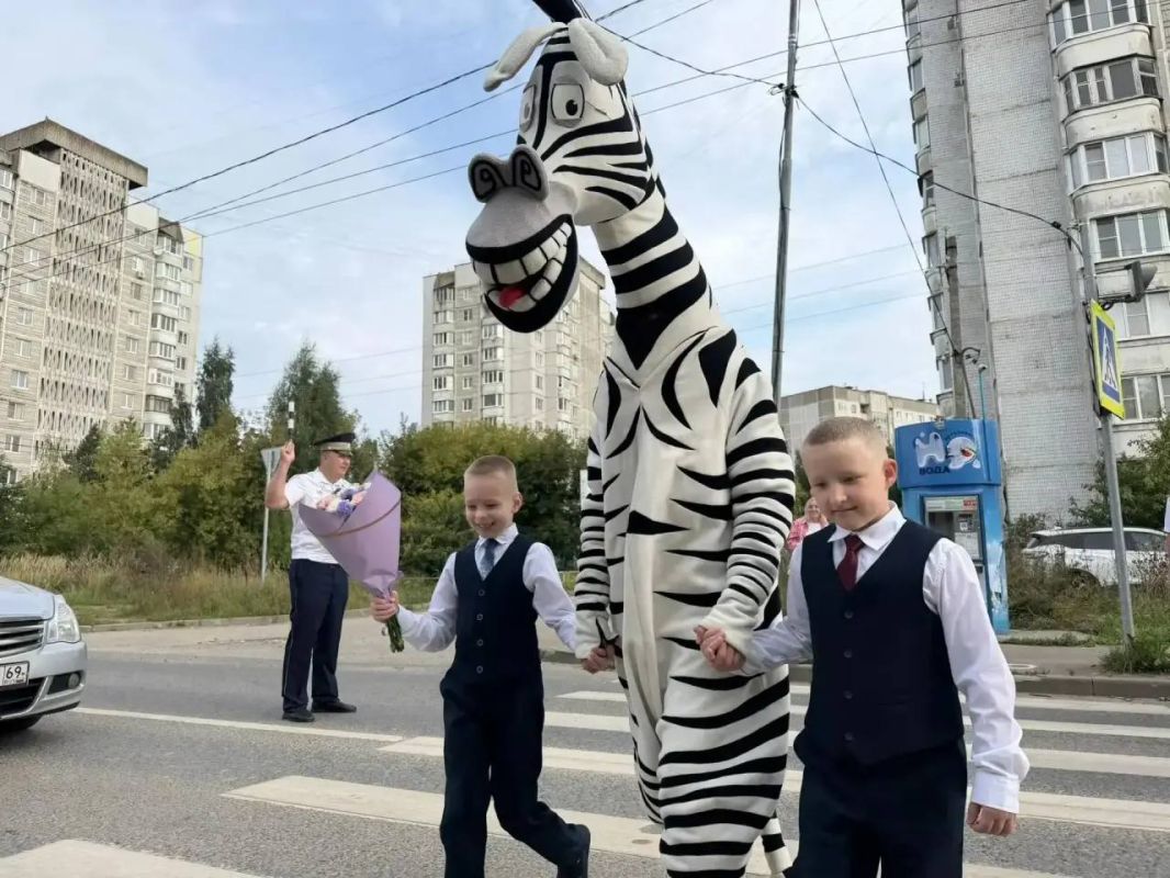 Сотрудники Госавтоинспекции подготовили для тверских школьников акцию «Зебра – друг пешехода» Сотрудники Госавтоинспекции подготовили для тверских школьников акцию «Зебра – друг пешехода»