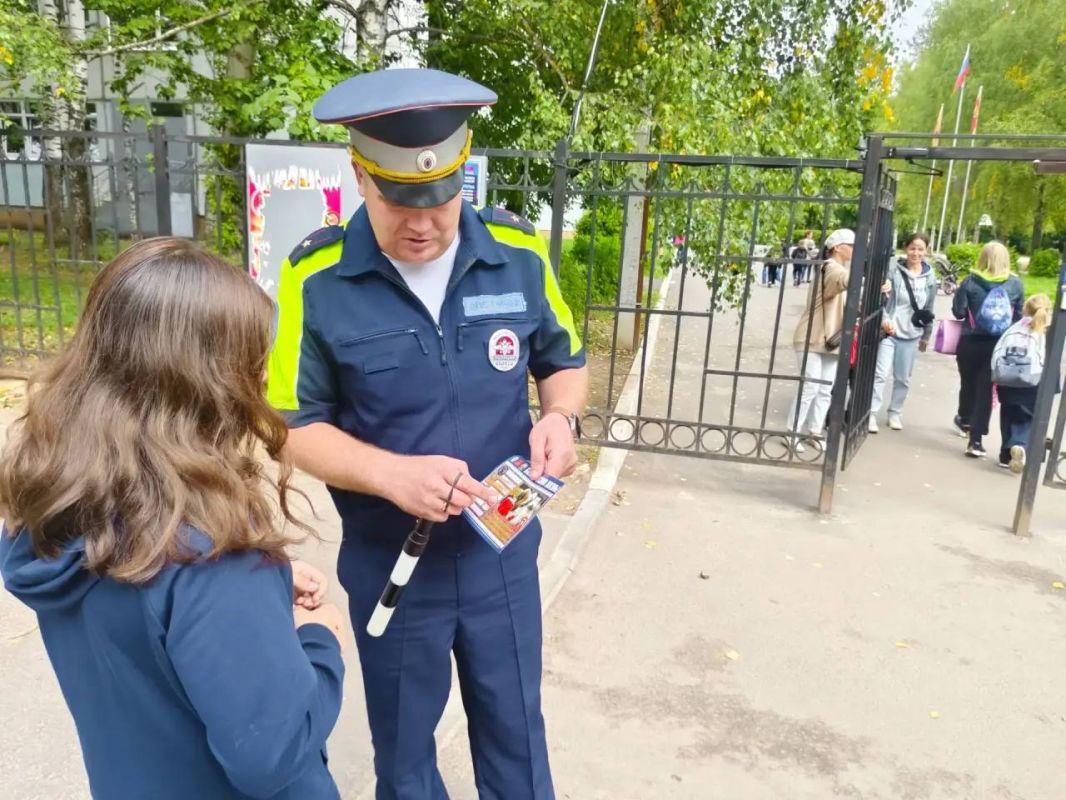 Сними капюшон, отложи телефон! В Твери сотрудники Госавтоинспекции проводят профилактические беседы со школьниками вблизи образовательных учреждений Сними капюшон, отложи телефон! В Твери сотрудники Госавтоинспекции проводят профилактические беседы со школьниками вблизи образовательных учреждений