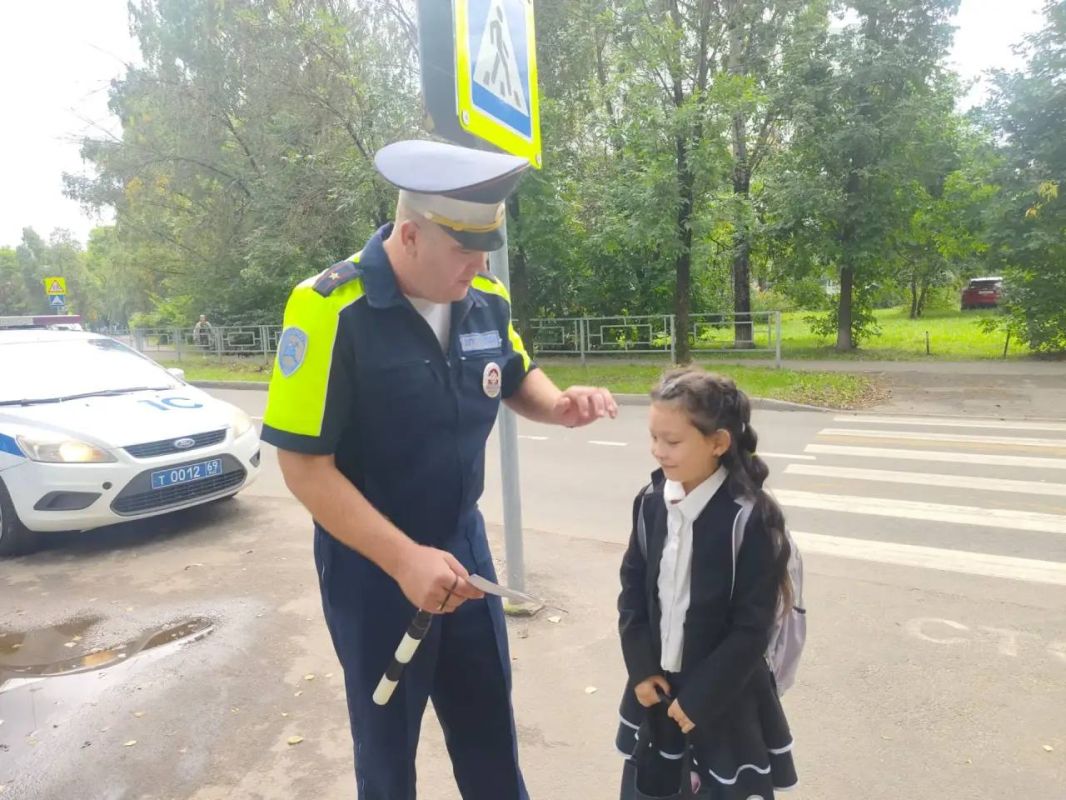 Сними капюшон, отложи телефон! В Твери сотрудники Госавтоинспекции проводят профилактические беседы со школьниками вблизи образовательных учреждений Сними капюшон, отложи телефон! В Твери сотрудники Госавтоинспекции проводят профилактические беседы со школьниками вблизи образовательных учреждений
