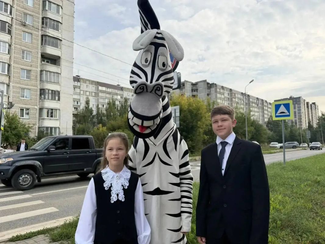 Сотрудники Госавтоинспекции подготовили для тверских школьников акцию «Зебра – друг пешехода» Сотрудники Госавтоинспекции подготовили для тверских школьников акцию «Зебра – друг пешехода»