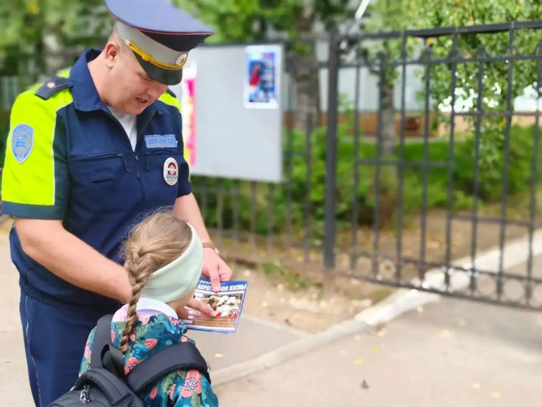 Сними капюшон, отложи телефон! В Твери сотрудники Госавтоинспекции проводят профилактические беседы со школьниками вблизи образовательных учреждений Сними капюшон, отложи телефон! В Твери сотрудники Госавтоинспекции проводят профилактические беседы со школьниками вблизи образовательных учреждений