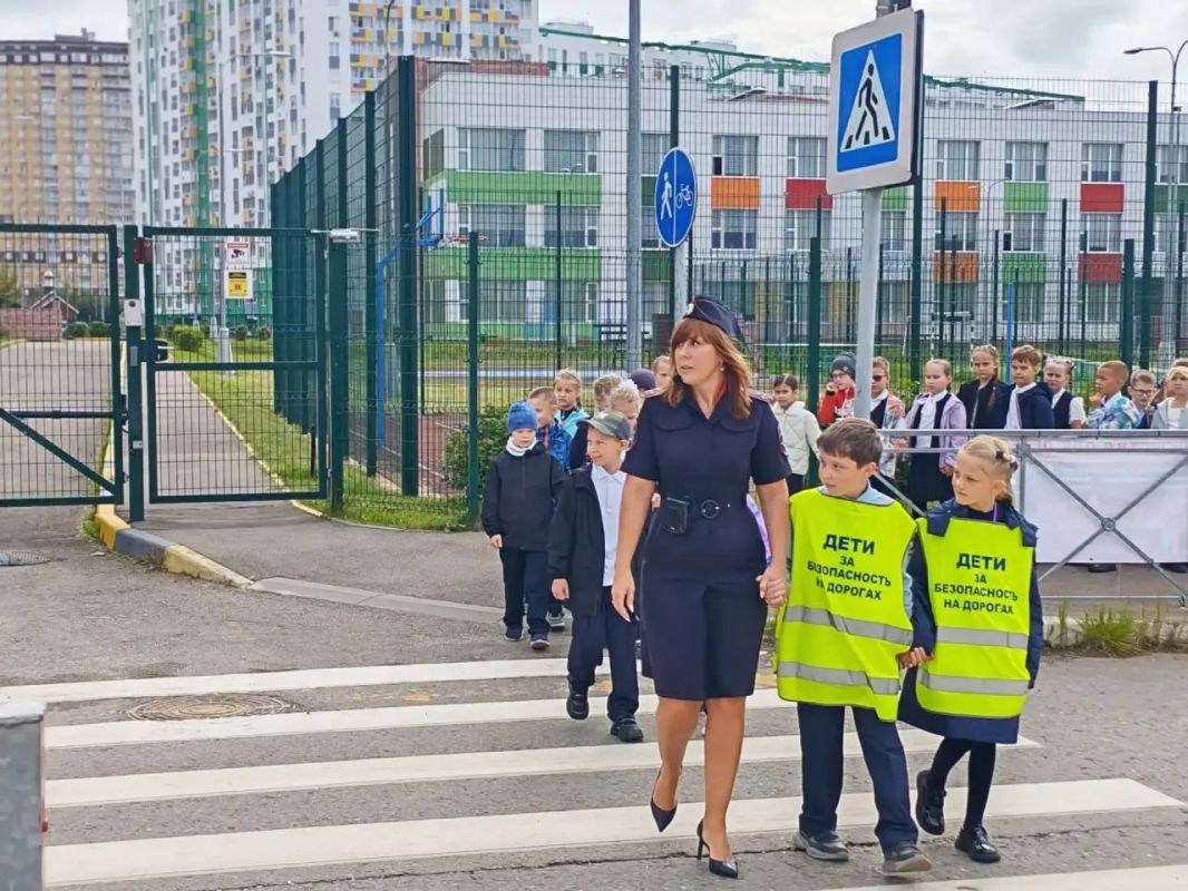Тверские автоинспекторы провели для учащихся ЦО им. А.Атрощанка мероприятие «Мой безопасный путь домой» Тверские автоинспекторы провели для учащихся ЦО им. А.Атрощанка мероприятие «Мой безопасный путь домой»