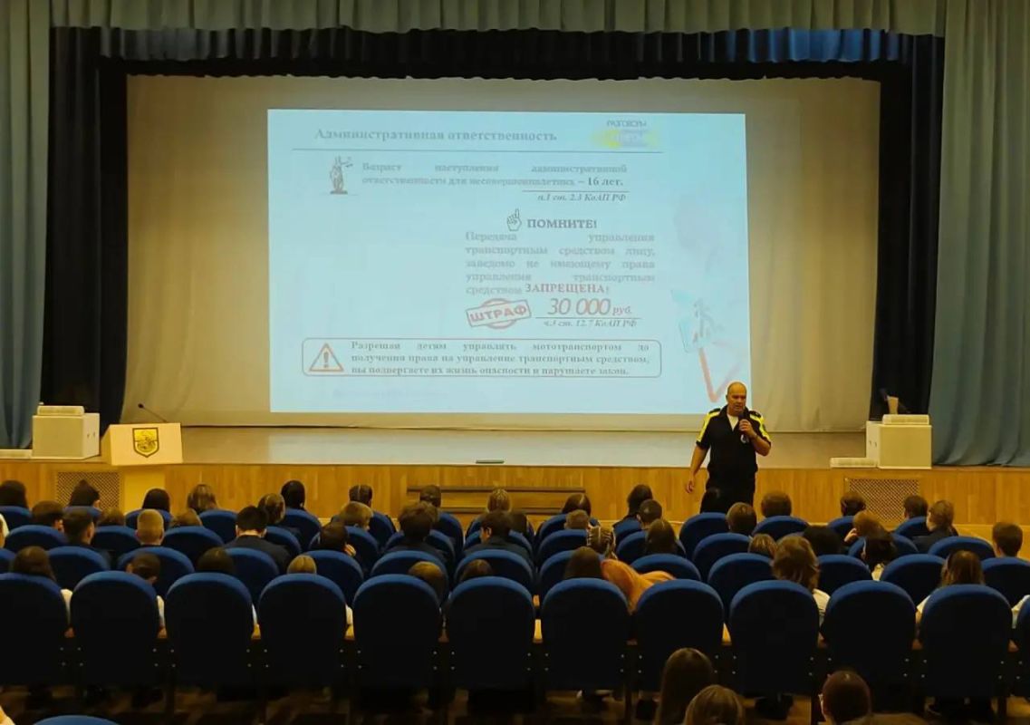 В Твери сотрудники Госавтоинспекции провели урок дорожной грамотности для учащихся ЦО им. А. Атрощанка В Твери сотрудники Госавтоинспекции провели урок дорожной грамотности для учащихся ЦО им. А. Атрощанка