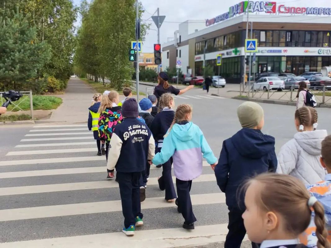 Тверские автоинспекторы провели для учащихся ЦО им. А.Атрощанка мероприятие «Мой безопасный путь домой» Тверские автоинспекторы провели для учащихся ЦО им. А.Атрощанка мероприятие «Мой безопасный путь домой»