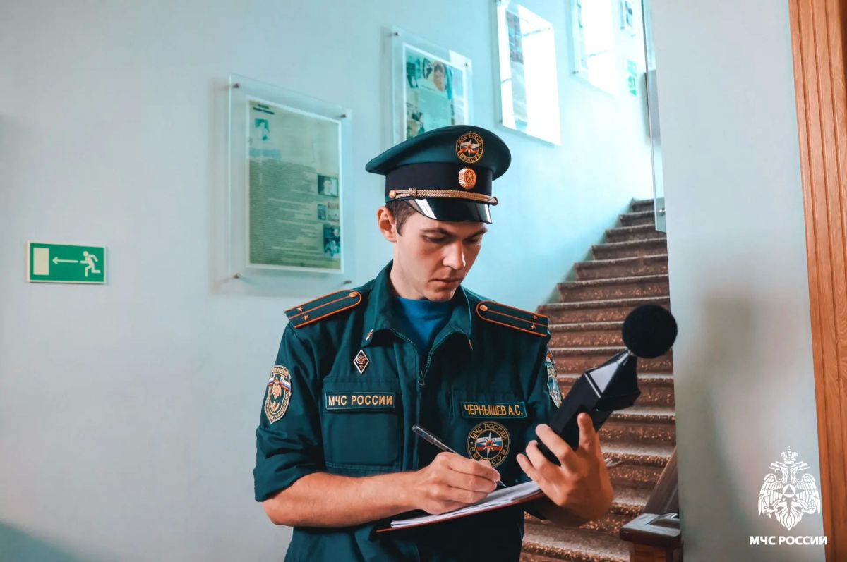 Специалисты МЧС Тверской области проверили пожарную безопасность кинотеатра «Звезда» Специалисты МЧС Тверской области проверили пожарную безопасность кинотеатра «Звезда»