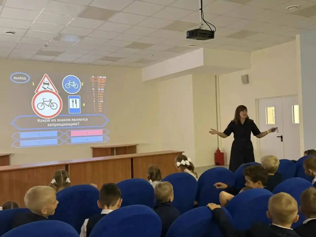 Первоклассники ЦО им. А. Атрощанка города Твери поучаствовали в игре по Правилам дорожного движения «Кто хочет стать «Отличным пешеходом» Первоклассники ЦО им. А. Атрощанка города Твери поучаствовали в игре по Правилам дорожного движения «Кто хочет стать «Отличным пешеходом»