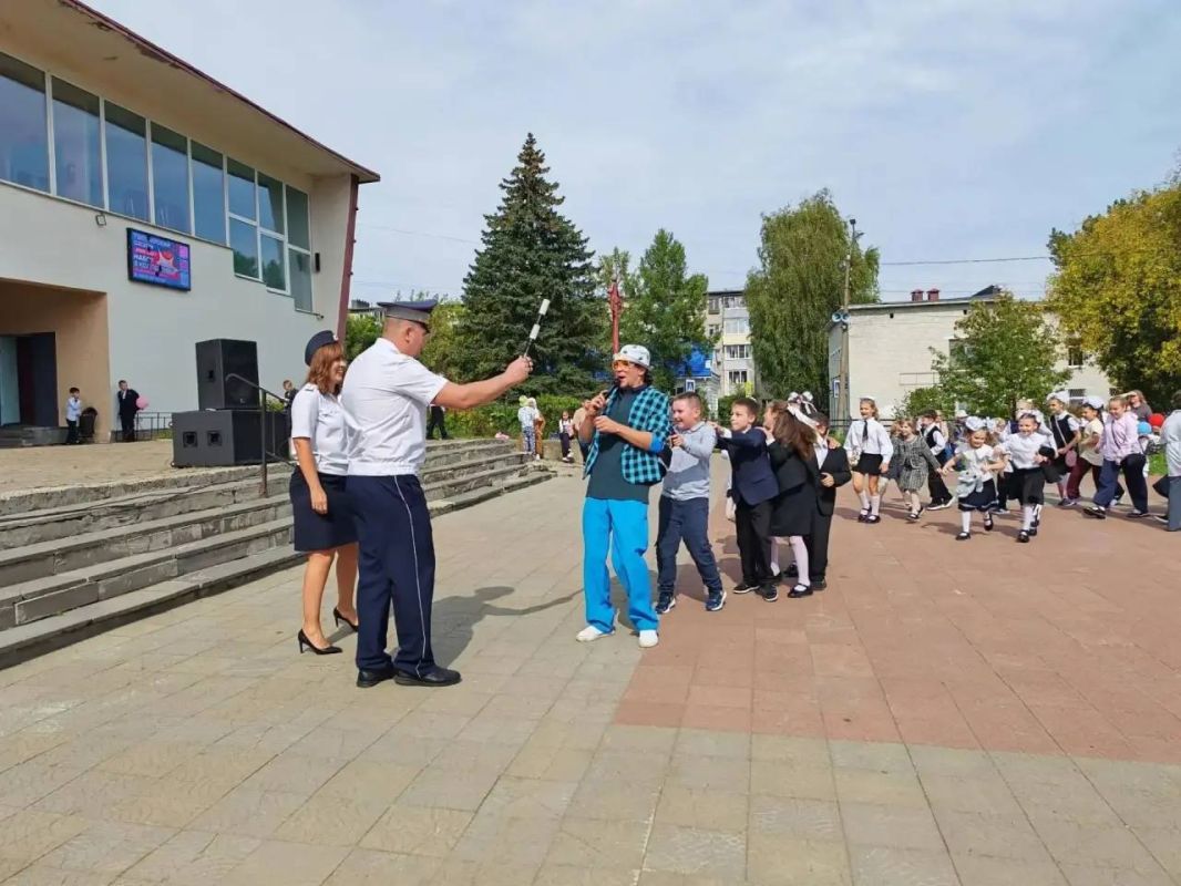 Сотрудники Госавтоинспекции города Твери приняли участие в мероприятии «Безопасная дорога в школу» в ДК «Синтетик» Сотрудники Госавтоинспекции города Твери приняли участие в мероприятии «Безопасная дорога в школу» в ДК «Синтетик»