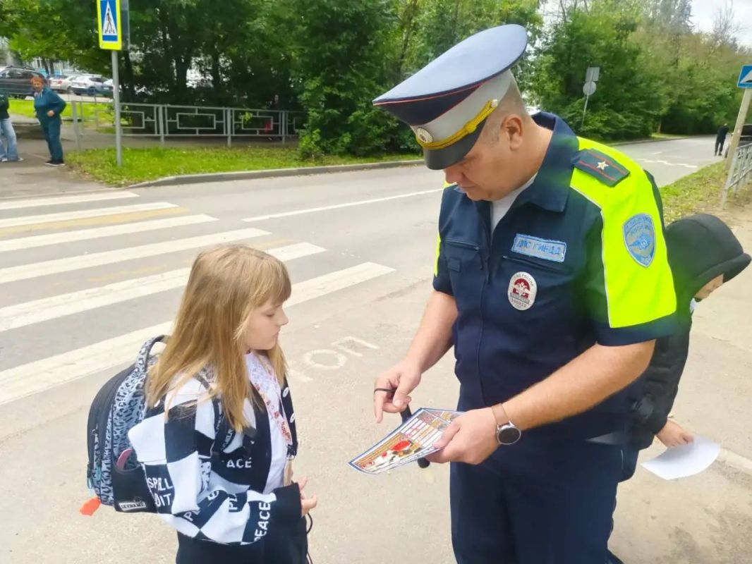 Сними капюшон, отложи телефон! В Твери сотрудники Госавтоинспекции проводят профилактические беседы со школьниками вблизи образовательных учреждений Сними капюшон, отложи телефон! В Твери сотрудники Госавтоинспекции проводят профилактические беседы со школьниками вблизи образовательных учреждений