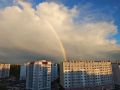 Весь день Тверь терпела проливные дожди, но вечером погода порадовала солнцем и раскрасила небо радугой