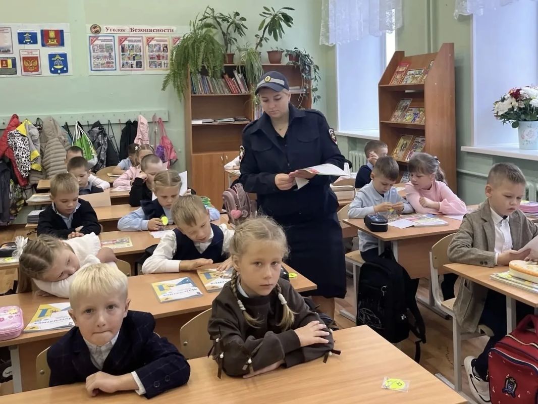 Сотрудники Кашинской Госавтоинспекции провели профилактические беседы с первоклассниками Сотрудники Кашинской Госавтоинспекции провели профилактические беседы с первоклассниками