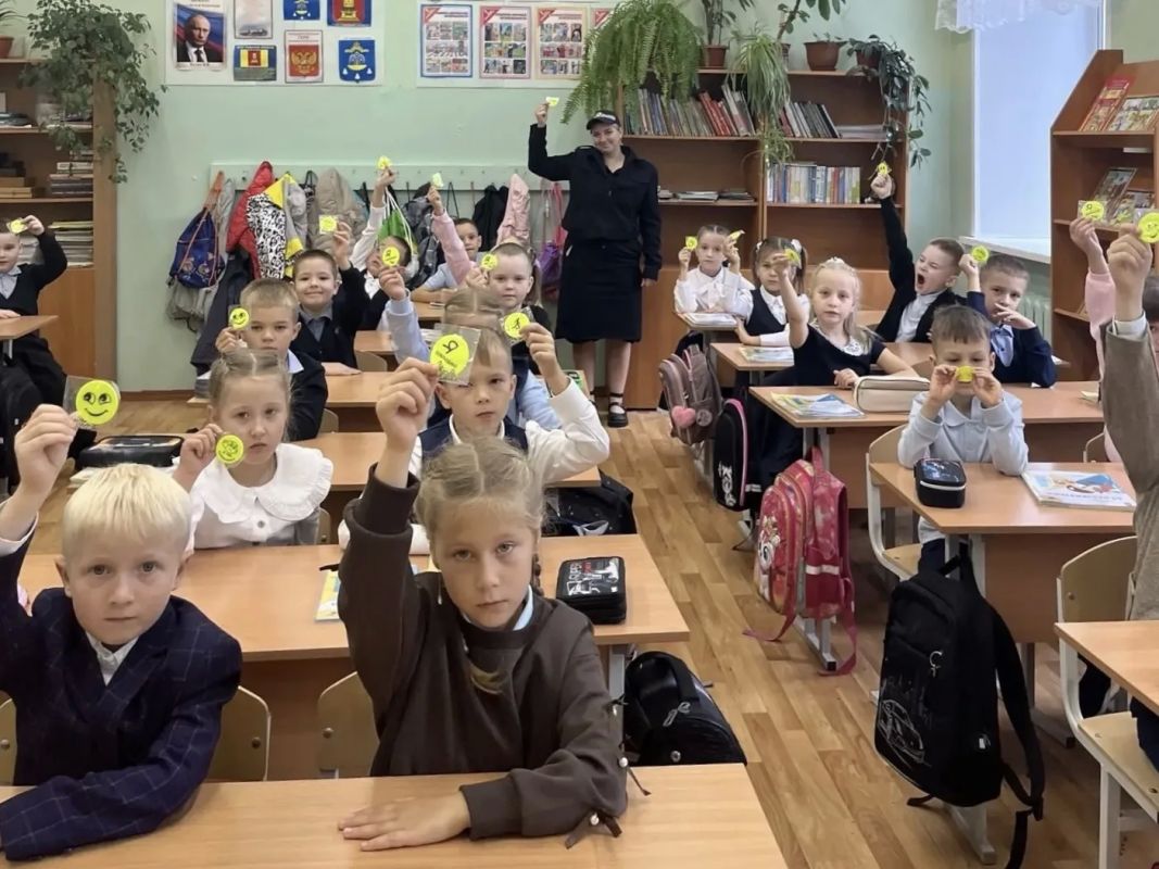 Сотрудники Кашинской Госавтоинспекции провели профилактические беседы с первоклассниками Сотрудники Кашинской Госавтоинспекции провели профилактические беседы с первоклассниками