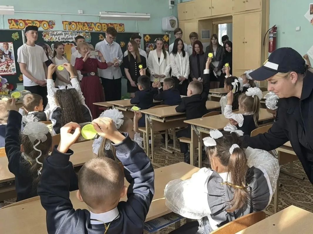 Сотрудники Кашинской Госавтоинспекции провели профилактические беседы с первоклассниками Сотрудники Кашинской Госавтоинспекции провели профилактические беседы с первоклассниками