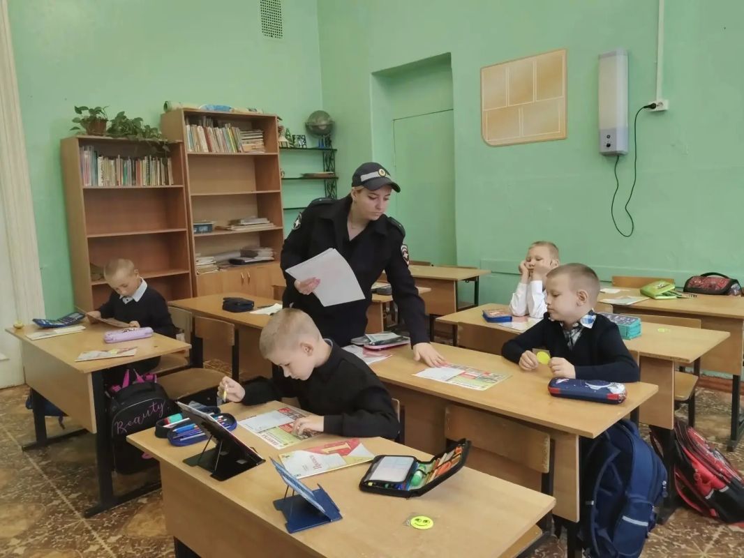 Сотрудники Кашинской Госавтоинспекции провели профилактические беседы с первоклассниками Сотрудники Кашинской Госавтоинспекции провели профилактические беседы с первоклассниками