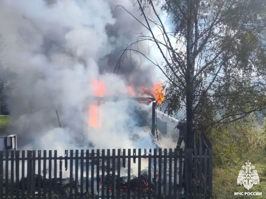 Пожар в доме. Вчера днём произошло возгорание жилого дома в деревне Бодачёво Весьегонского МО. Пожар ликвидировали отделения 27 ПСЧ Пожар в доме. Вчера днём произошло возгорание жилого дома в деревне Бодачёво Весьегонского МО. Пожар ликвидировали отделения 27 ПСЧ
