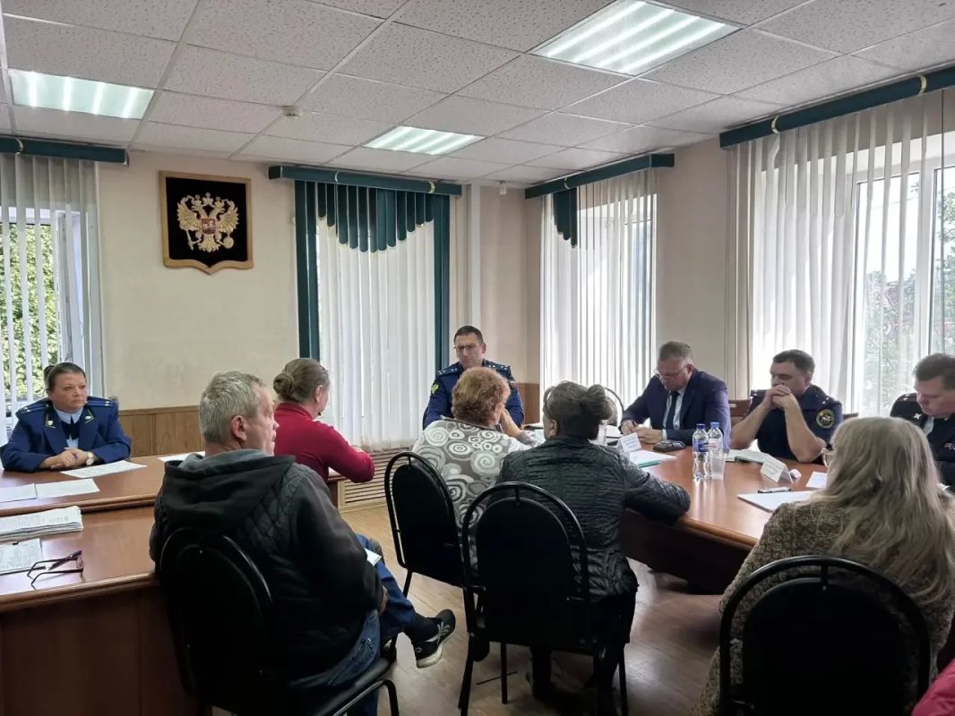 В рамках рабочей поездки в Торопецкий муниципальный округ прокурор Тверской области Денис Назаренко официально представил назначенного прокурора района, а также провёл личный приём граждан В рамках рабочей поездки в Торопецкий муниципальный округ прокурор Тверской области Денис Назаренко официально представил назначенного прокурора района, а также провёл личный приём граждан