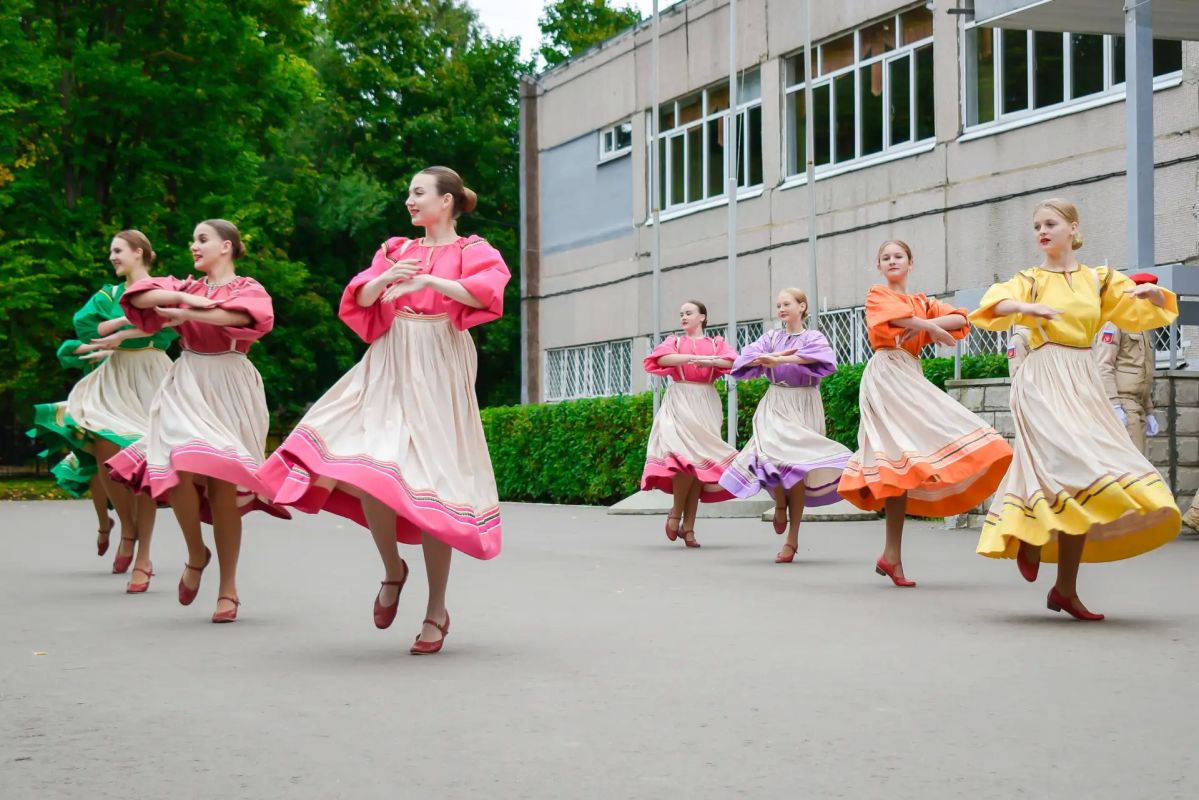 В рамках Программы поддержки местных инициатив в Твери благоустраивают школьные территории В рамках Программы поддержки местных инициатив в Твери благоустраивают школьные территории