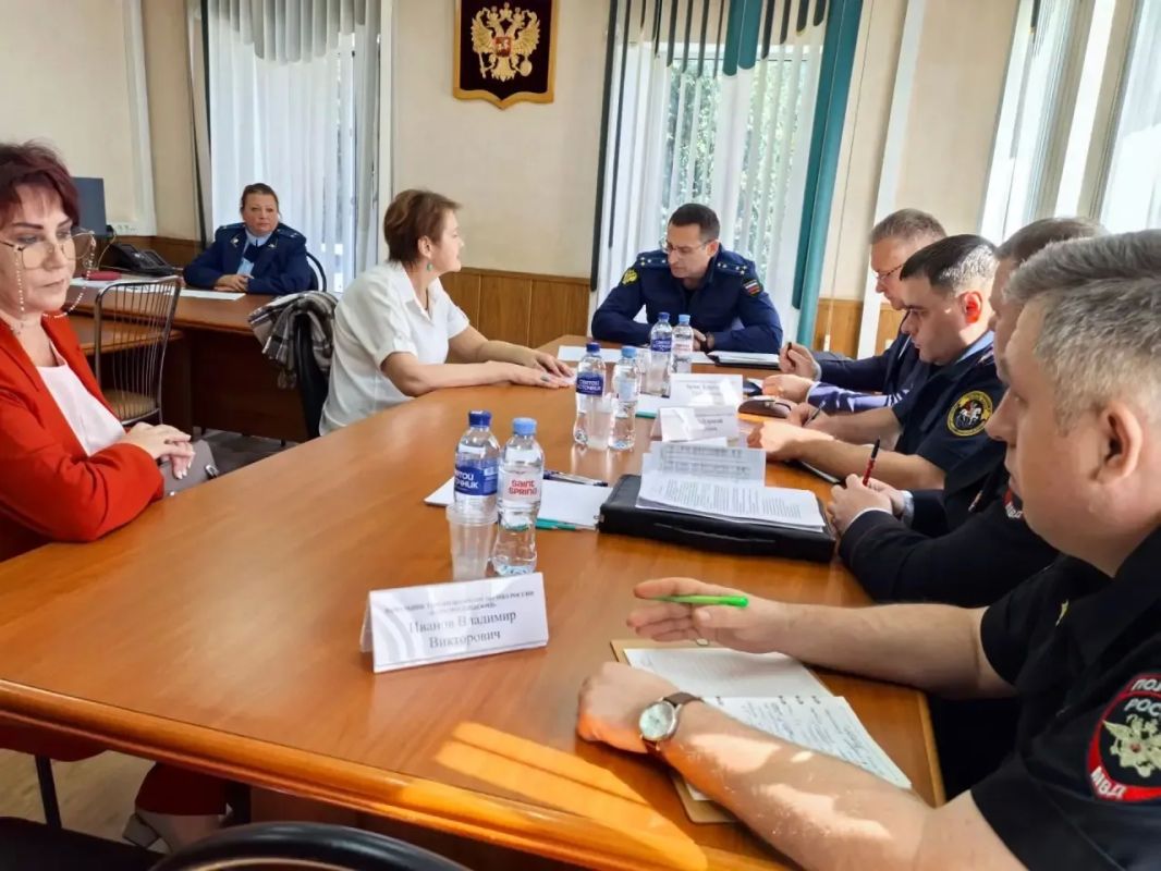 В рамках рабочей поездки в Торопецкий муниципальный округ прокурор Тверской области Денис Назаренко официально представил назначенного прокурора района, а также провёл личный приём граждан В рамках рабочей поездки в Торопецкий муниципальный округ прокурор Тверской области Денис Назаренко официально представил назначенного прокурора района, а также провёл личный приём граждан