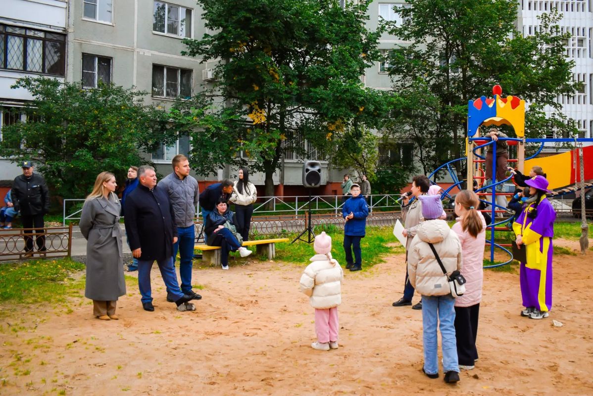 Во всех районах города проходят праздничные мероприятия на придомовых территориях, благоустроенных по программе Программы поддержки местных инициатив Во всех районах города проходят праздничные мероприятия на придомовых территориях, благоустроенных по программе Программы поддержки местных инициатив