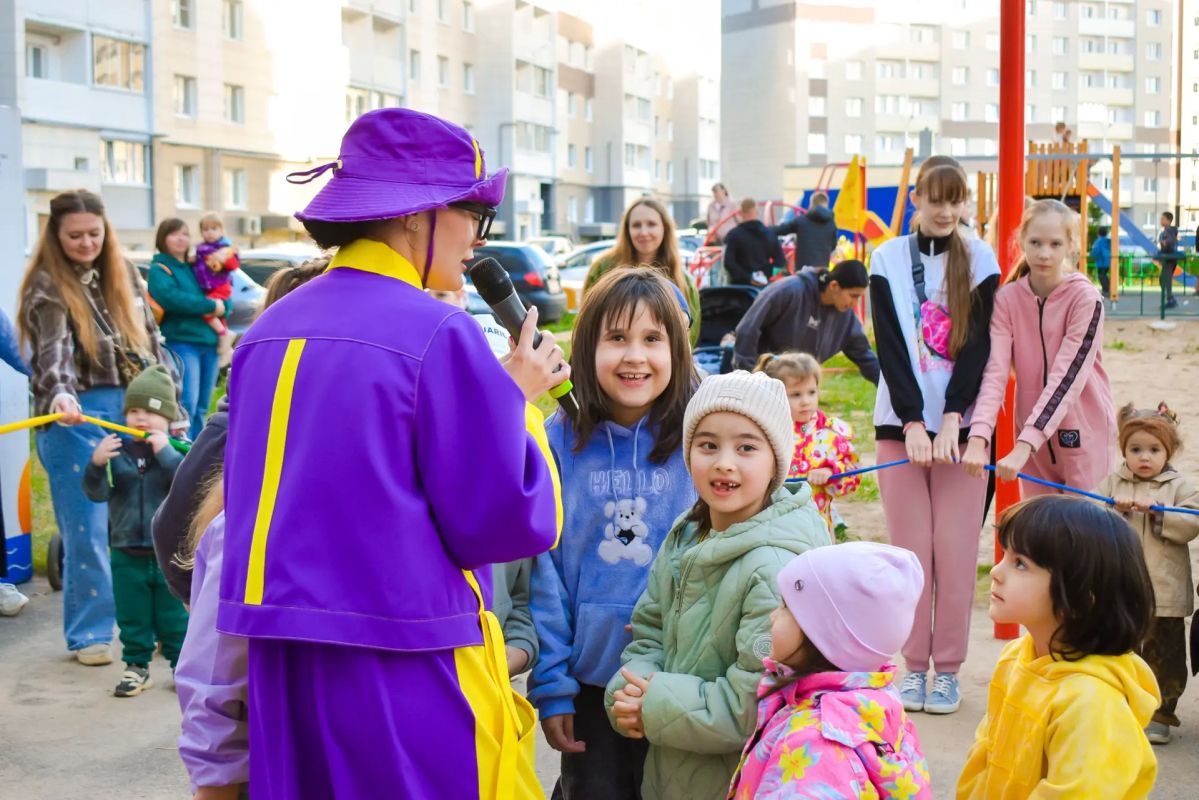 Во всех районах города проходят праздничные мероприятия на придомовых территориях, благоустроенных по программе Программы поддержки местных инициатив Во всех районах города проходят праздничные мероприятия на придомовых территориях, благоустроенных по программе Программы поддержки местных инициатив