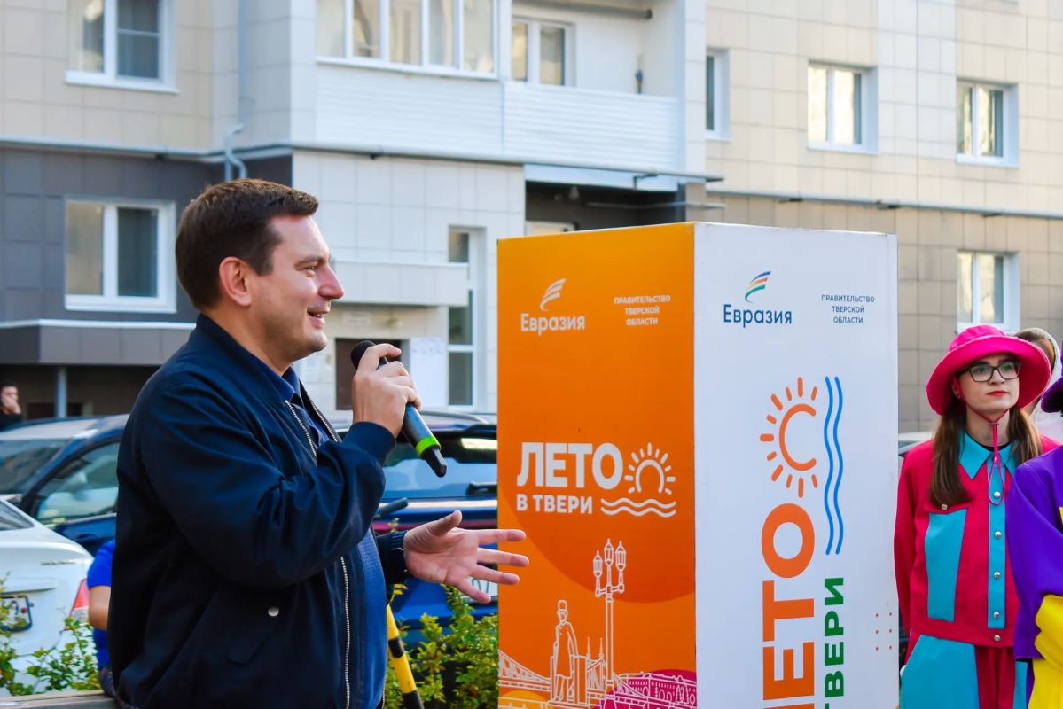 Во всех районах города проходят праздничные мероприятия на придомовых территориях, благоустроенных по программе Программы поддержки местных инициатив Во всех районах города проходят праздничные мероприятия на придомовых территориях, благоустроенных по программе Программы поддержки местных инициатив