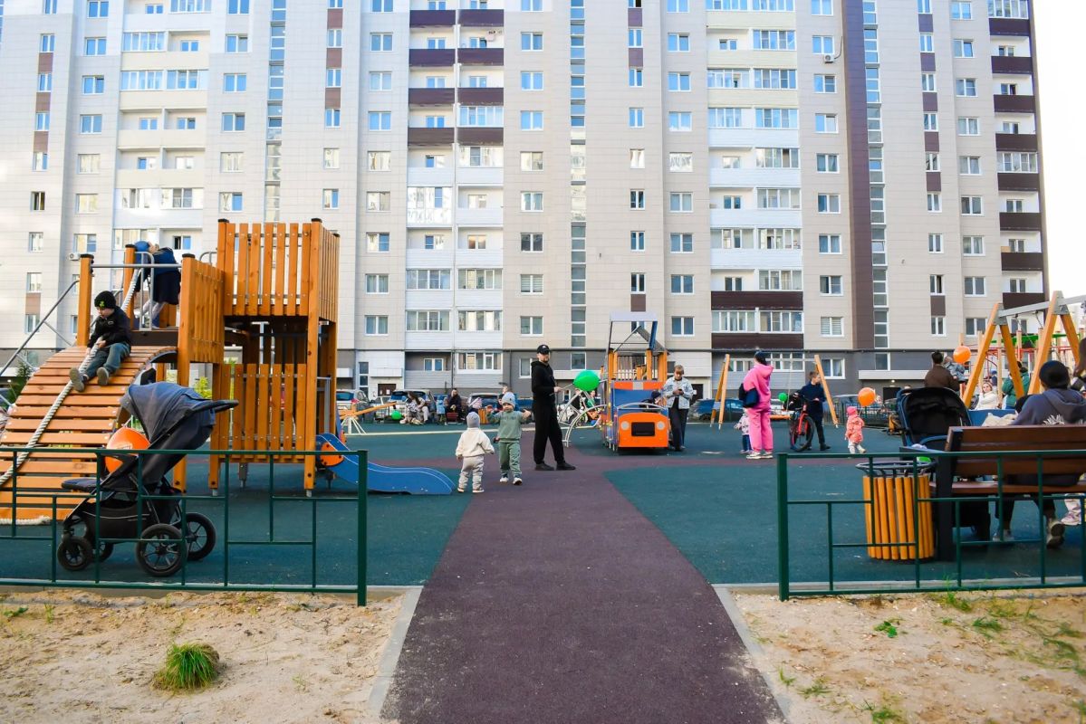 Во всех районах города проходят праздничные мероприятия на придомовых территориях, благоустроенных по программе Программы поддержки местных инициатив Во всех районах города проходят праздничные мероприятия на придомовых территориях, благоустроенных по программе Программы поддержки местных инициатив
