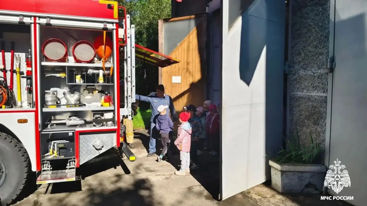 Воспитанники детского сада «Сказка» в гостях у огнеборцев Воспитанники детского сада «Сказка» в гостях у огнеборцев